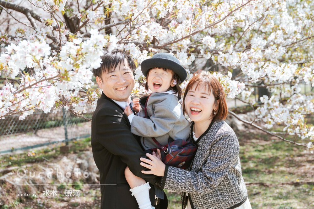 「笑顔をたくさん引き出して」表情がキュート！桜と一緒に入園記念の撮影