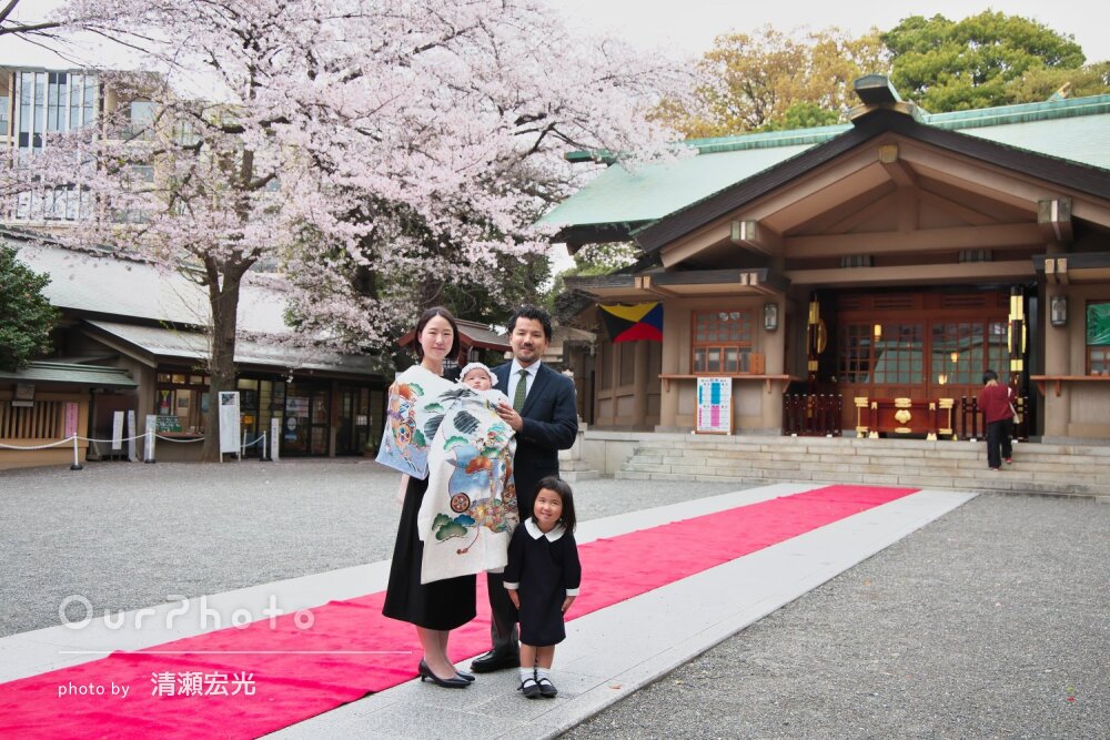 「満足行くまで撮影」桜を背にパチリ！家族そろって温かなお宮参りの撮影