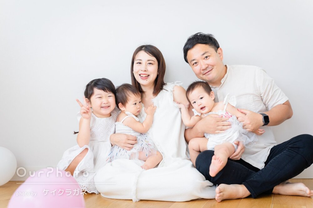 「笑顔のショットも沢山」双子ちゃん1歳の記念にバースデーフォトの撮影
