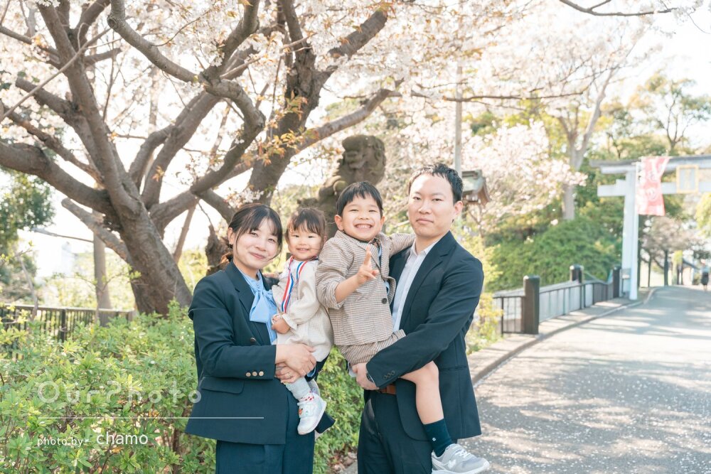 「家族全員の良い思い出」この季節ならではの桜を背景にした七五三の撮影