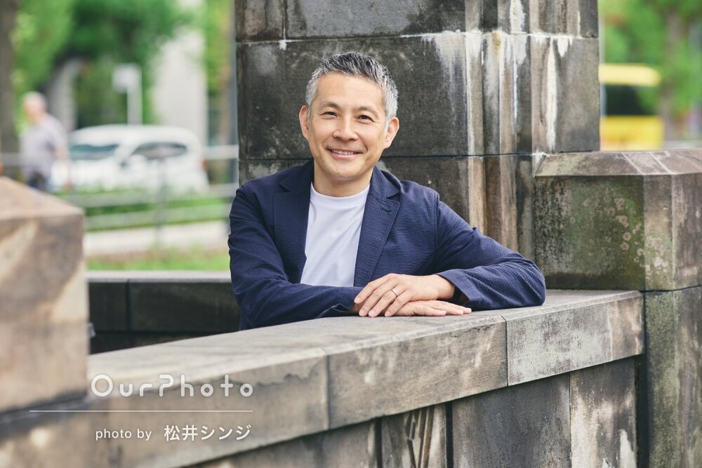 「思い通りのイメージ」緑豊かな街中で笑顔の男性プロフィール写真の撮影