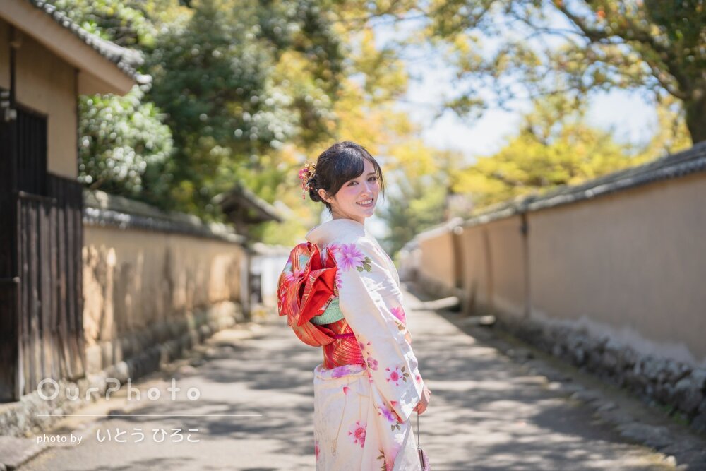 「大変いい時間」歴史風情ある町並みを背景に華やかな振り袖姿で記念撮影