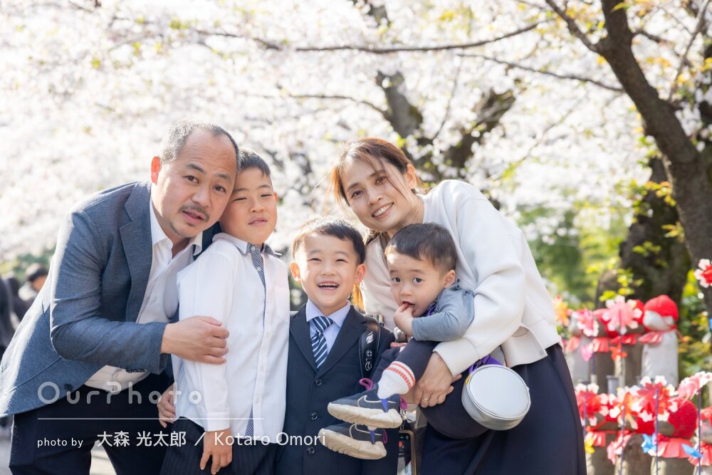 「自然な写真」ランドセルと一緒に笑顔！リピーター様の入学記念の撮影