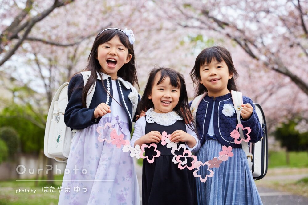 「素敵な笑顔を」満開の桜の下でお友達と仲良く楽しげな入学記念の撮影