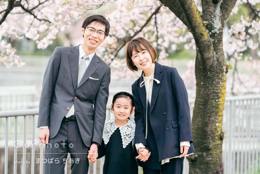 「大切な思い出」桜に水色のランドセル姿が映える入学記念写真の撮影