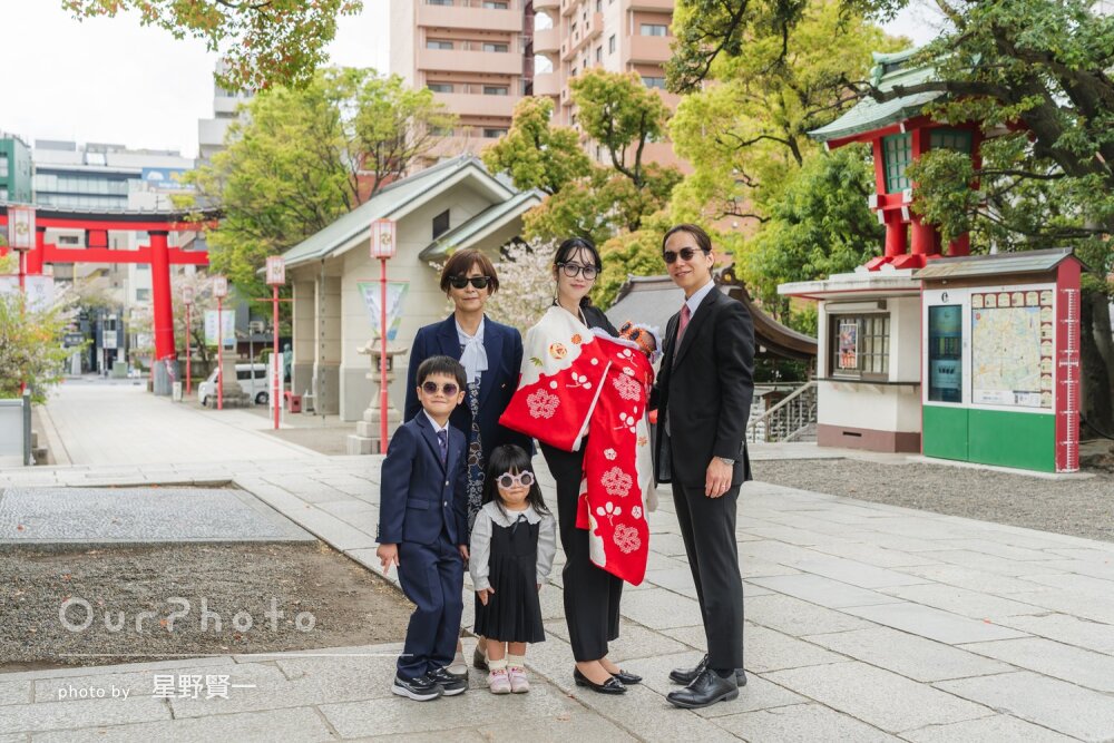 「長男長女も楽しく」三世代でクールに！桜咲く神社でお宮参りの撮影