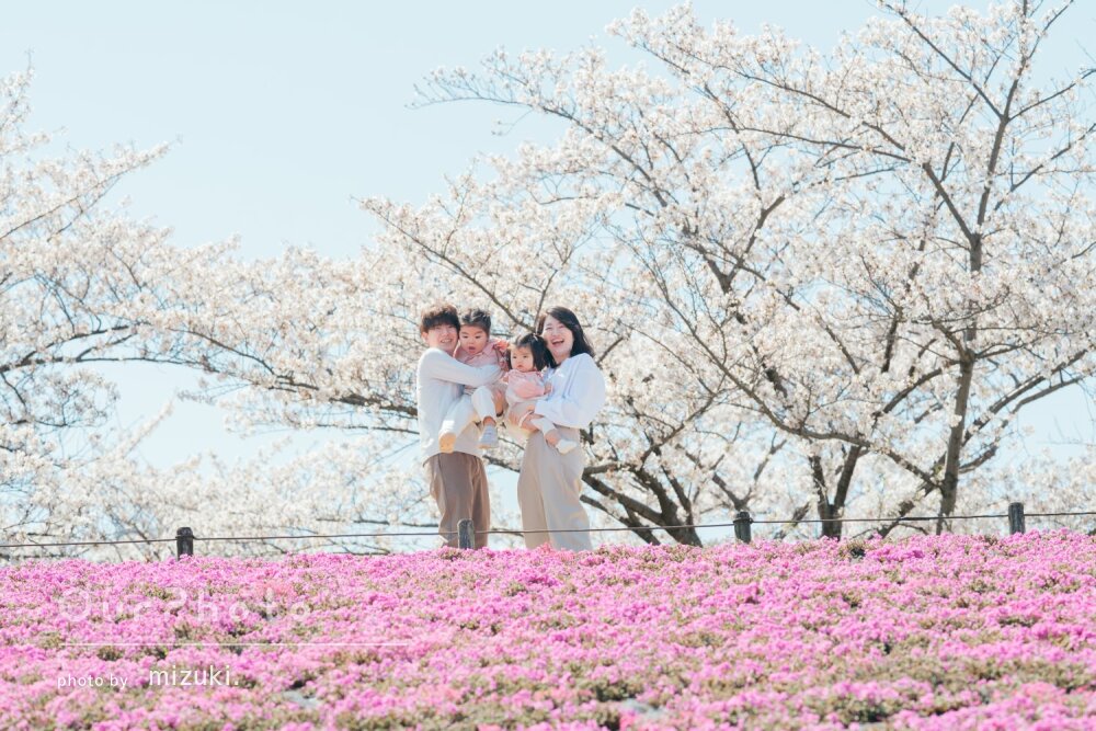 「とてもいい表情を引き出して」美しい桜を背に笑顔花咲く家族写真の撮影