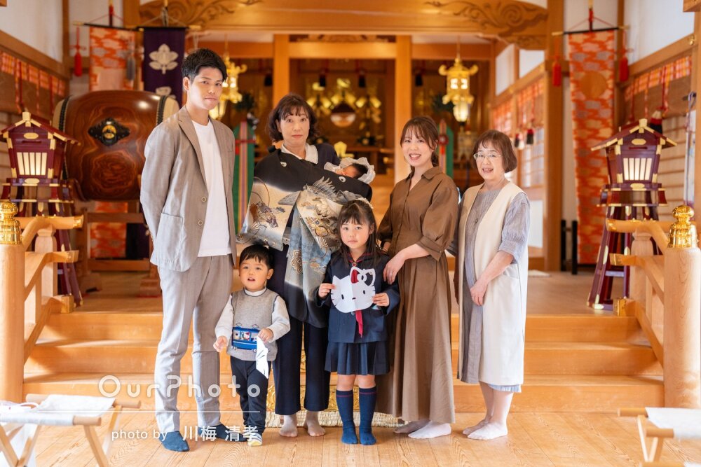 「楽しい写真撮影」緑豊かな神社でリピーター様のお宮参りの撮影の撮影