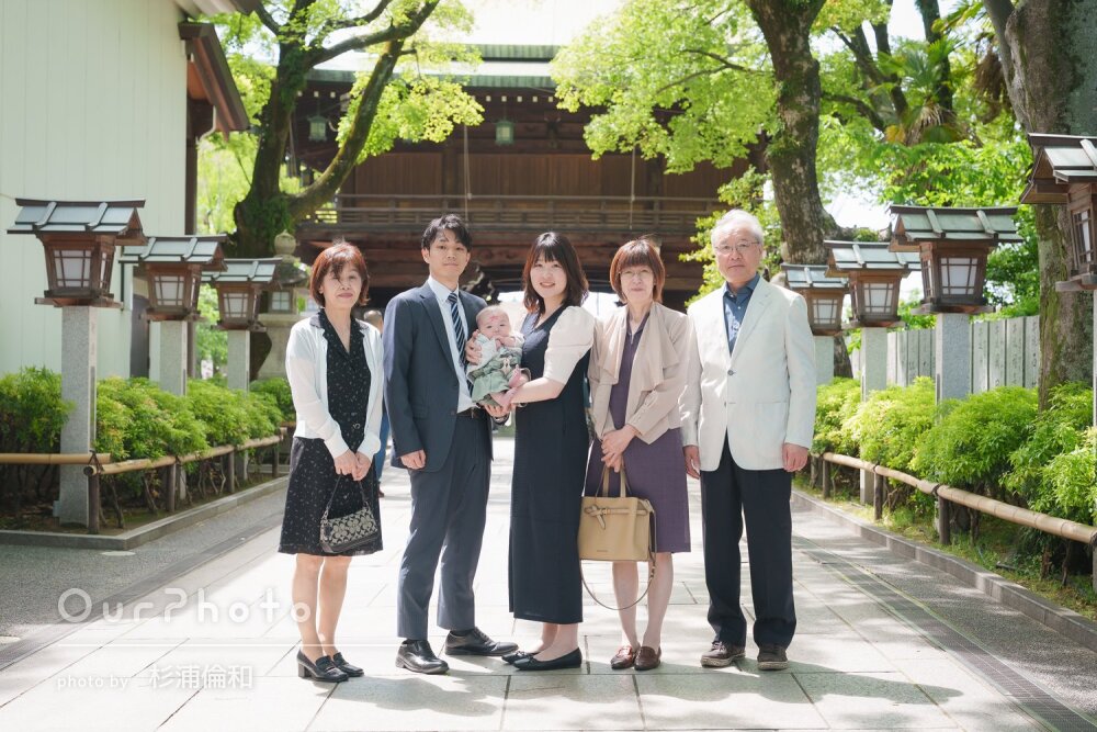 「家族みんなが自然な笑顔」赤ちゃんを囲んで幸せいっぱいのお宮参り撮影