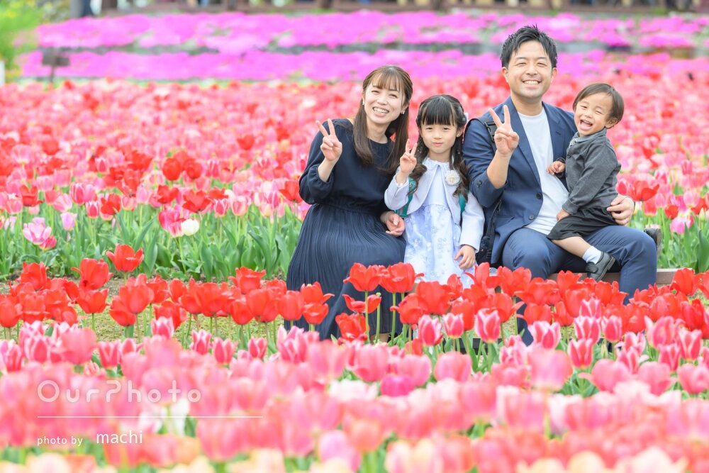 「私達家族だけの素敵な写真」笑顔で桜やチューリップと入学記念の撮影