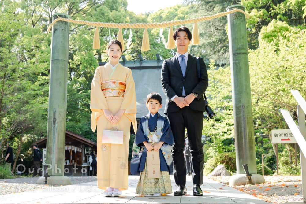 「とても良い記念」かっこいい袴姿！輝く新緑の中で5歳の七五三の撮影