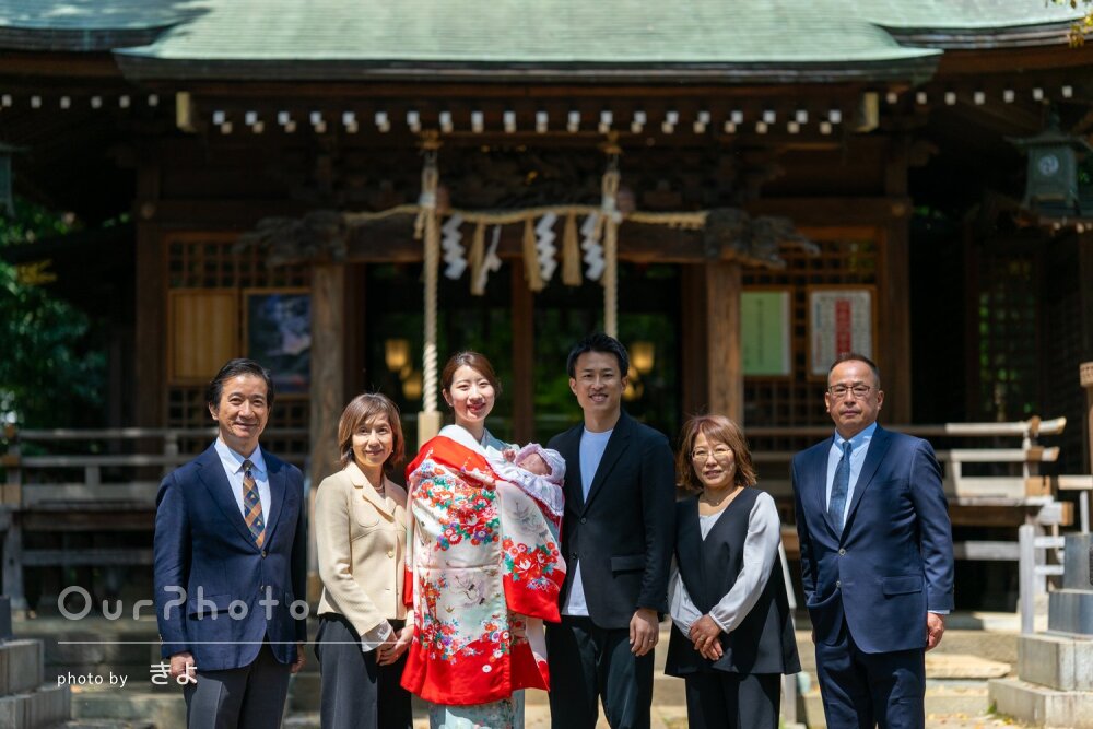 境内を彩る愛らしい赤の産着！祖父母もそろって和やかなお宮参りの撮影