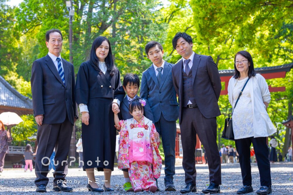 「自然な笑顔」愛らしい和装の女の子！祖父母も一緒に神社で七五三の撮影
