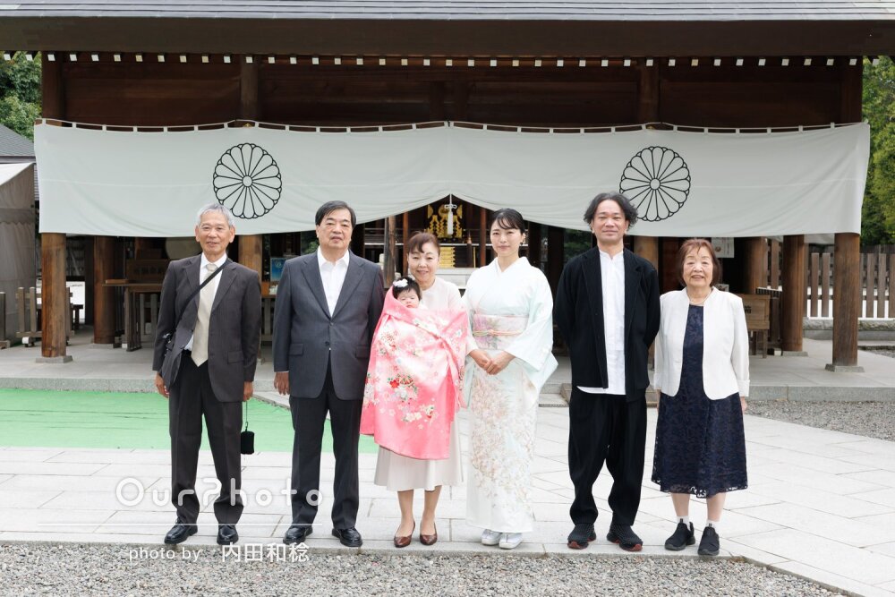「和やかな雰囲気で安心」白い着物に桃色の掛け着が映えるお宮参りの撮影