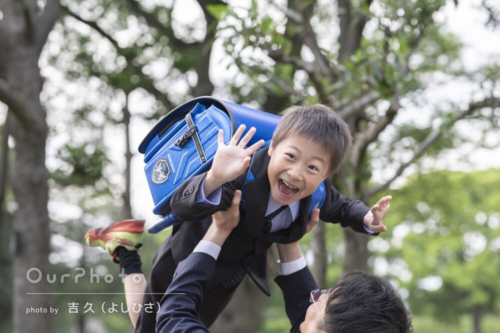 「動き回る子供の良い一瞬を」青のランドセル姿が輝く入学記念写真の撮影