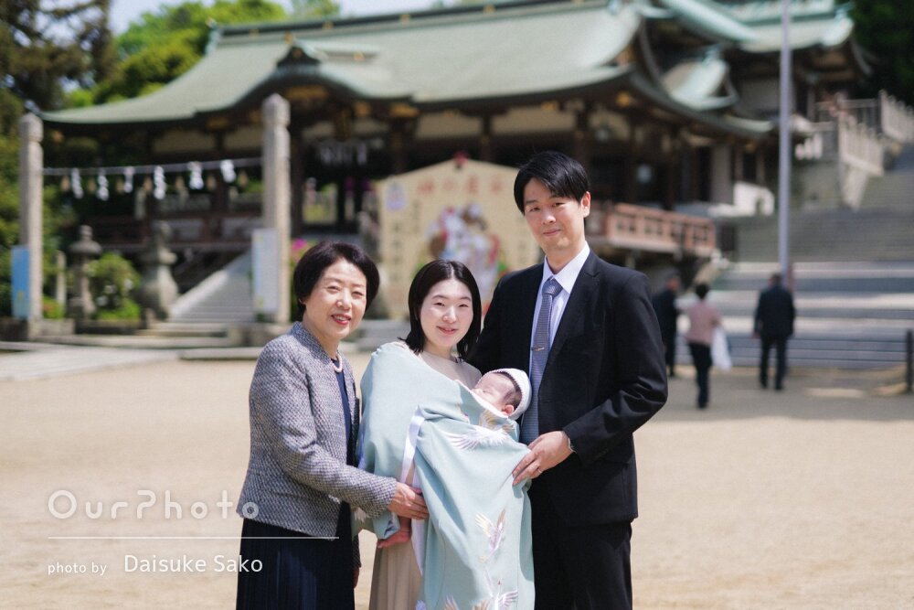 「リラックスした自然な姿の写真」3世代で和やかな春日和のお宮参り撮影