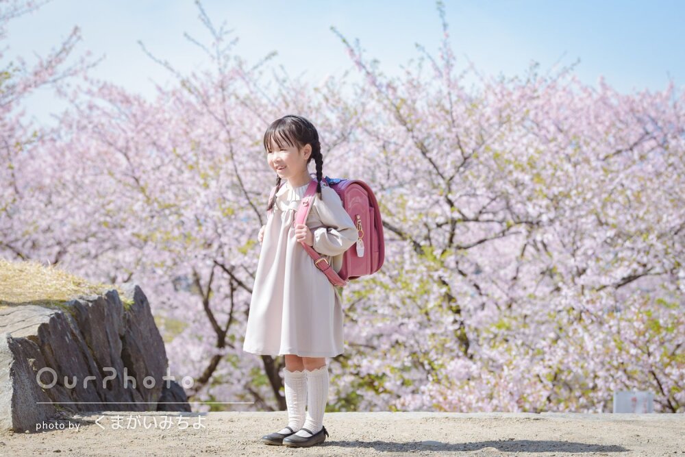 「とても可愛くて素敵」桜を背景にランドセル姿で小学校入学記念の撮影