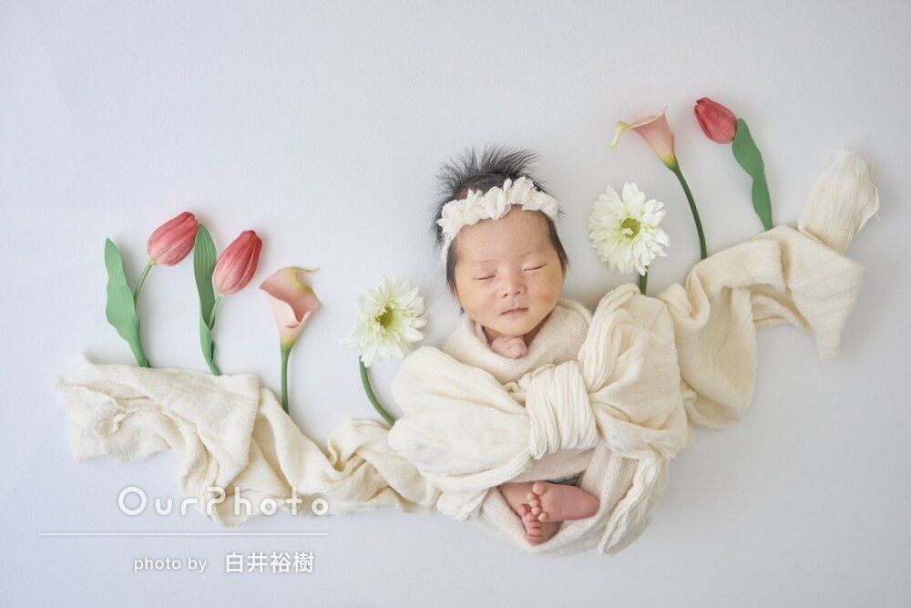 「寝かしつけもとても上手」花とリボンで可愛いニューボーンフォトの撮影