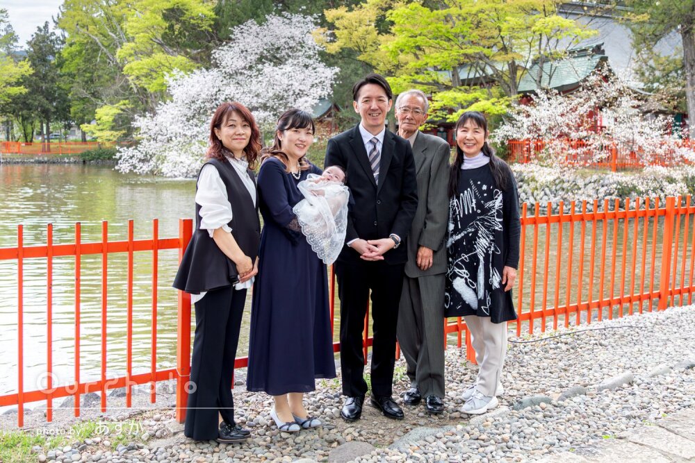 「和やかな雰囲気の中で」優しい笑顔に囲まれて記念のお宮参りの撮影