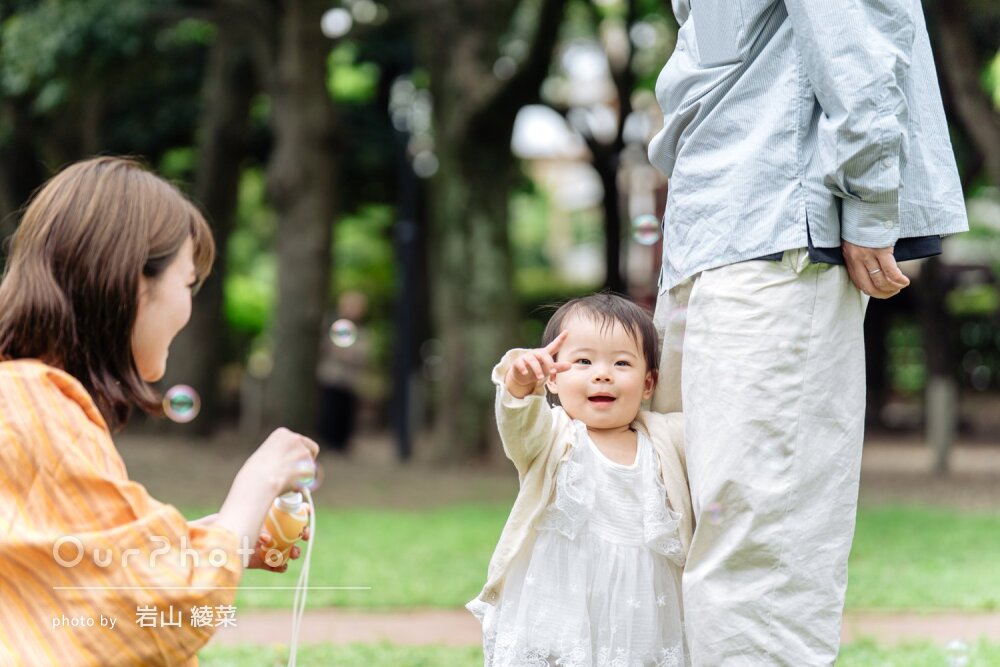 「自然な写真がとても素敵」自宅と公園で和やかに誕生日の記念写真の撮影