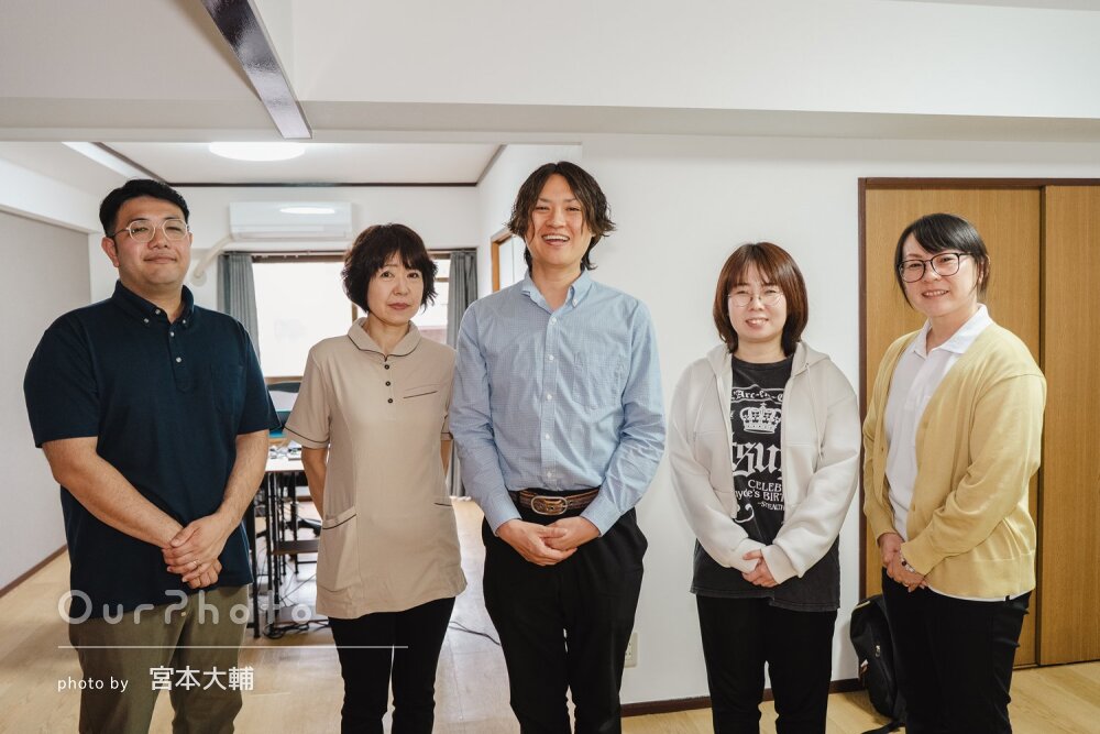 「優しい声かけ」笑顔から温かな雰囲気が伝わってくる素敵な法人写真撮影