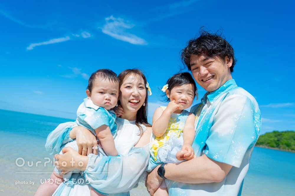 「自然な笑顔がたくさん」美しい海と空を背にリンクコーデの家族写真撮影
