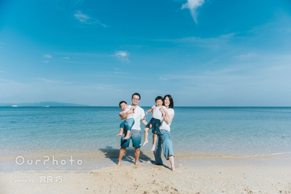 「楽しく注意を引いて」自然体な姿が素敵な思い出に！海で家族写真の撮影