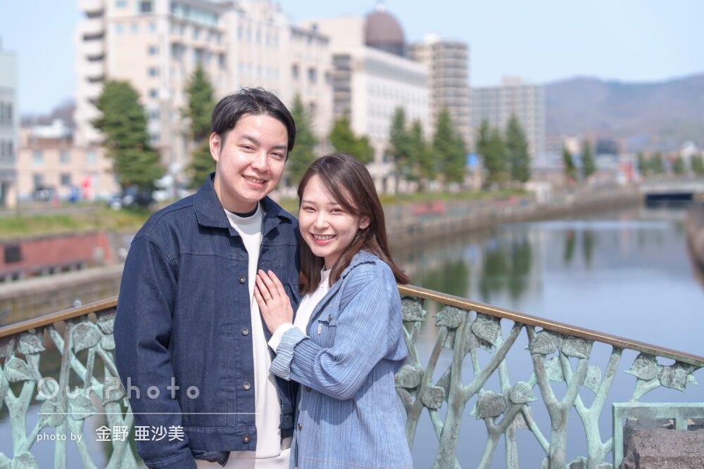 「自然な笑顔」桜咲く小樽運河で幸せな笑顔溢れるカップルフォトの撮影