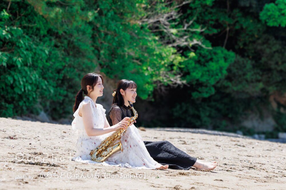 「自然な表情を沢山」美しい海と緑に映えるアーティスト写真の撮影