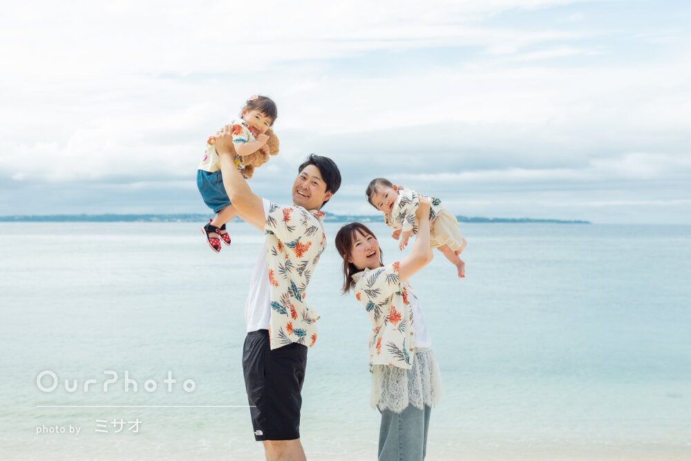 「良い旅の思い出」美しい海！リンクコーデで仲良く笑顔で家族写真の撮影