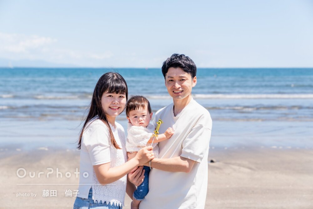 「自然な家族のやり取りの中で」ビーチで楽しく1歳の誕生日記念の撮影