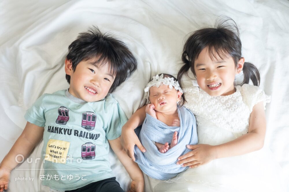 「大満足」兄妹一緒に！幸せな笑顔が溢れるニューボーンフォトの撮影