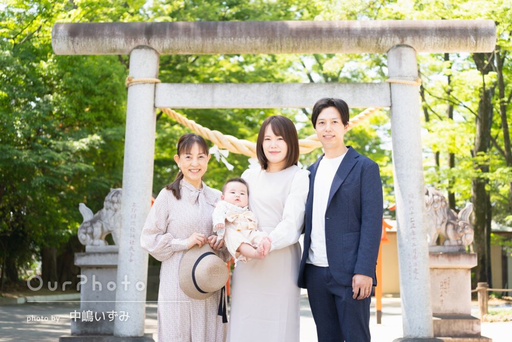 「思い出に残る素敵な写真」新緑を背に幸せな笑顔きらめくお宮参りの撮影