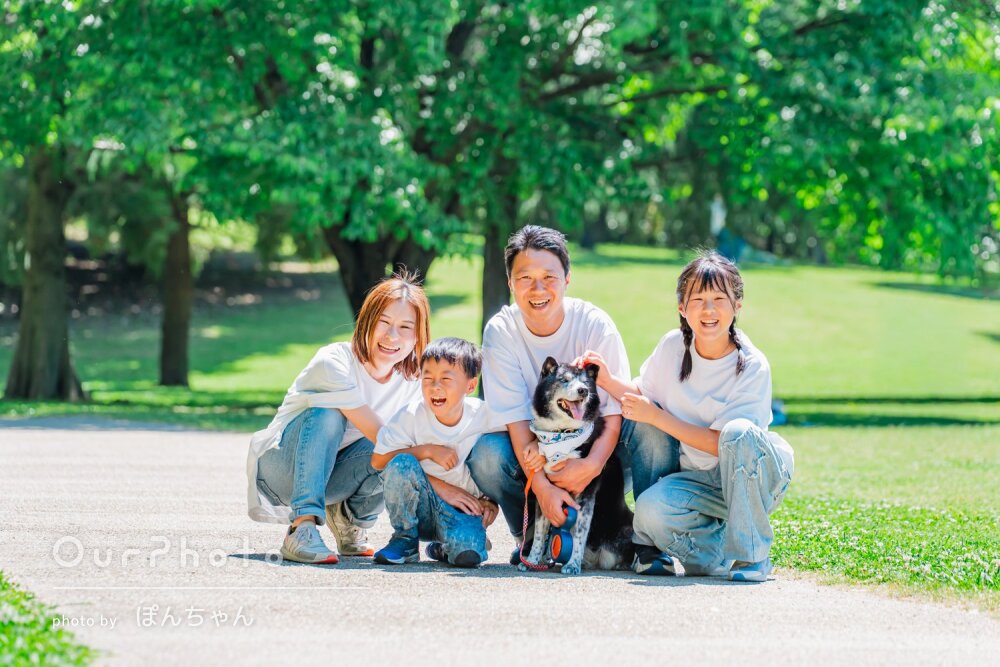 「自然な雰囲気」愛犬と幸せな笑顔！仲良しリンクコーデの家族写真の撮影