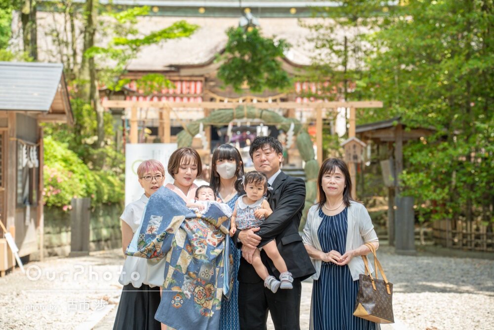 「素敵な写真」新緑に水色のお祝い着が映える！3世代でお宮参りの撮影