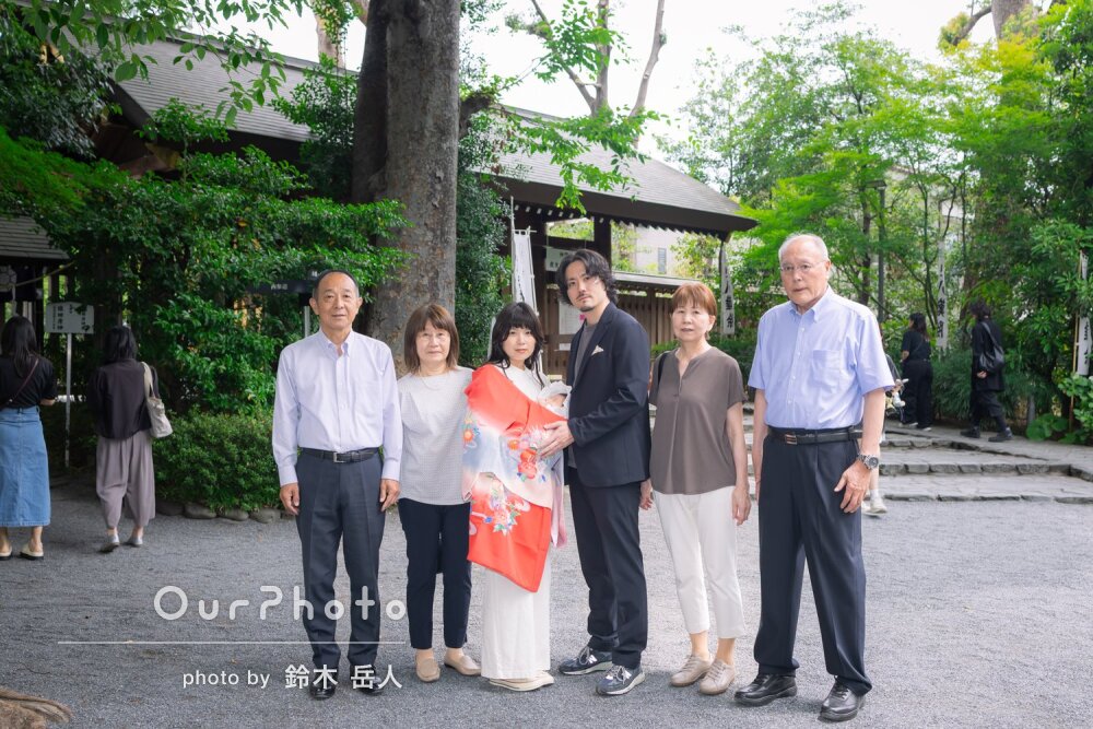 「自然体で撮って」祖父母も一緒に新緑美しい神社でお宮参りの撮影