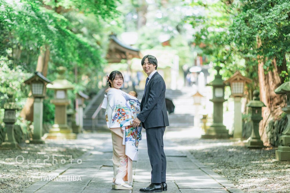 「自然と笑顔に」新緑のきらきらした境内で透明感が素敵なお宮参りの撮影