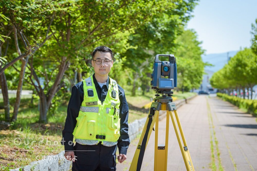 「仕事の雰囲気や人柄まで伝わる」初夏の緑を背景にプロフィール写真撮影