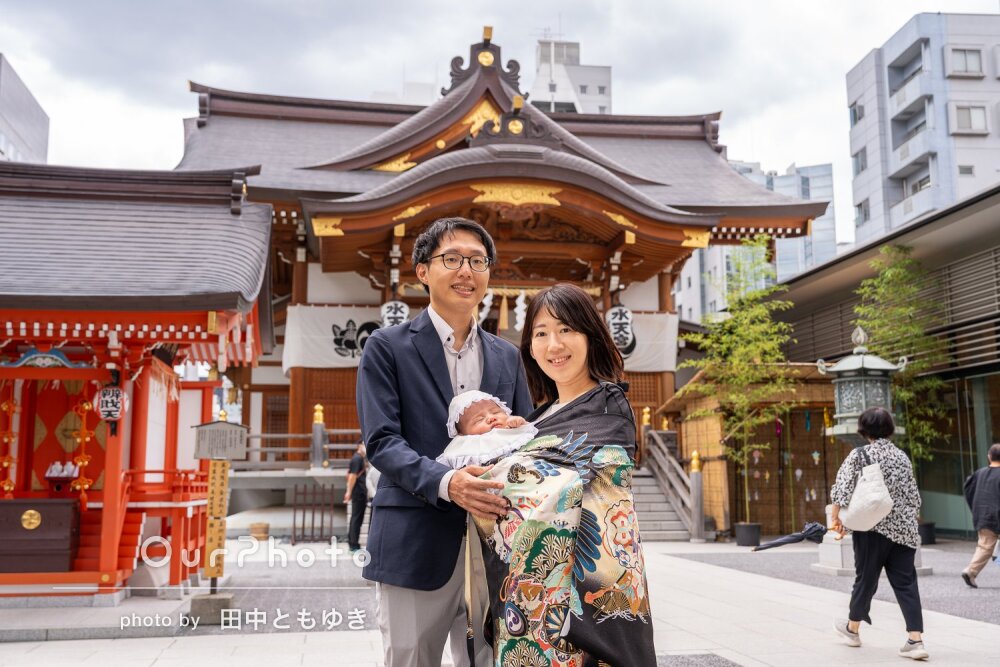 「とてもリラックスして」朱色の社殿を背景に幸せあふれるお宮参りの撮影
