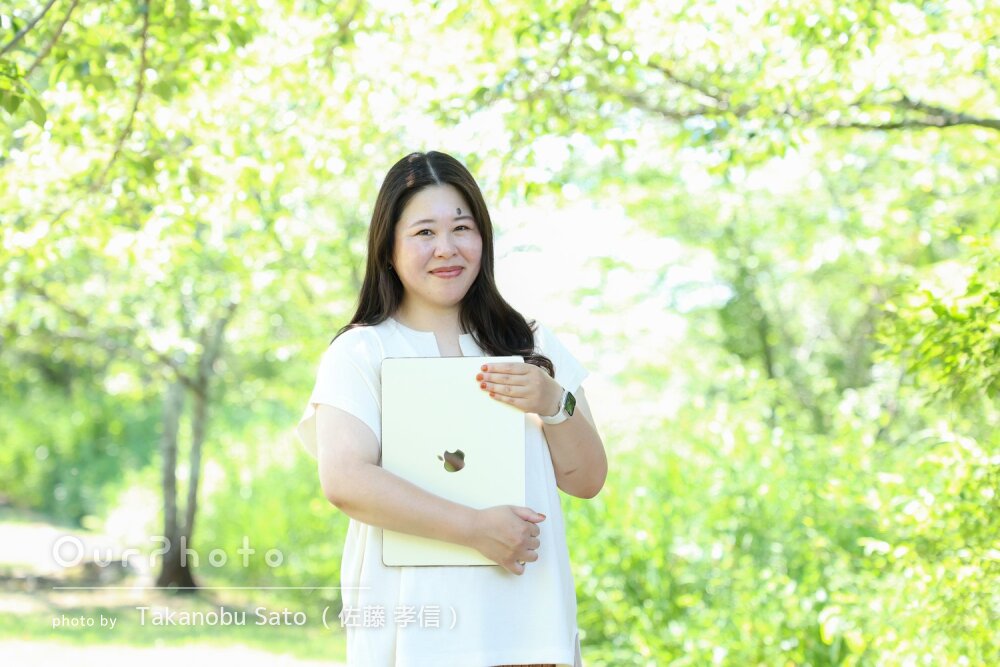 「細やかな気遣いも」輝く緑を背に凛とした女性のプロフィール写真の撮影