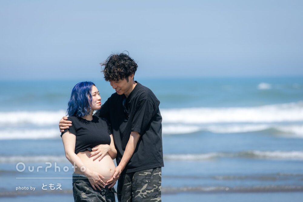 「素敵な写真ばかり」海を背にリンクコーデ！幸せなマタニティ写真の撮影