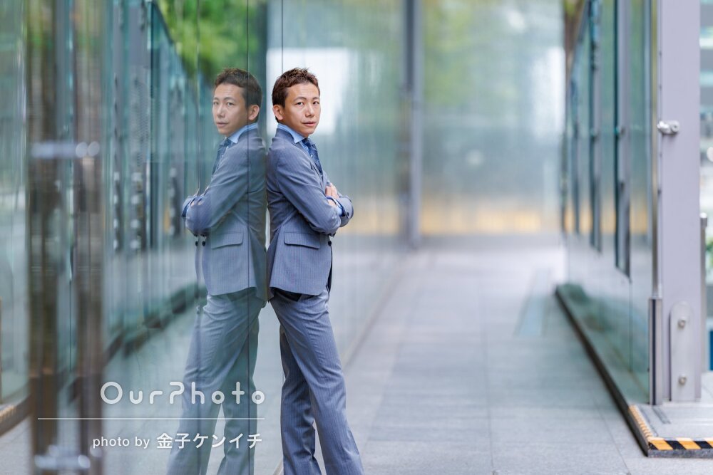 「雰囲気作りがとても上手」街中で洗練されたプロフィール写真の撮影