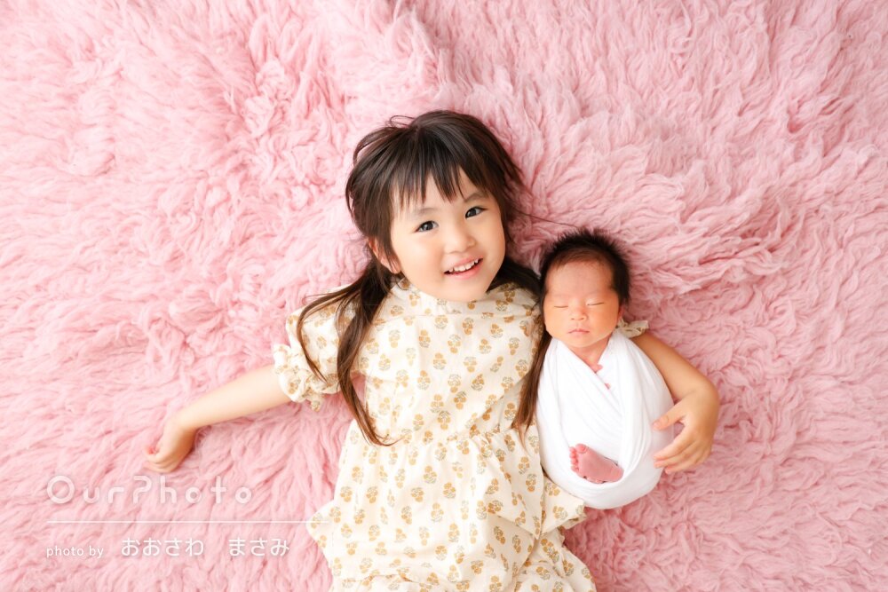 「姉妹の可愛い写真も撮れて嬉しい」キュートなニューボーンフォトの撮影