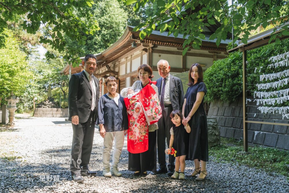 「一度しかないこの思い出」新緑きらめく境内にて三世代でお宮参りの撮影
