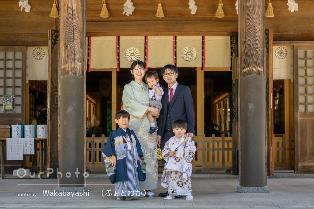 「一瞬の笑顔も逃さず」ママも和装で素敵！男の子兄弟の七五三の撮影