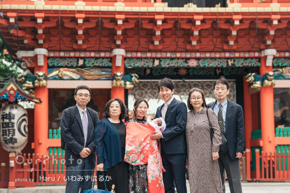 「リラックスして自然な笑顔」祖父母も一緒に神社でお宮参りの撮影