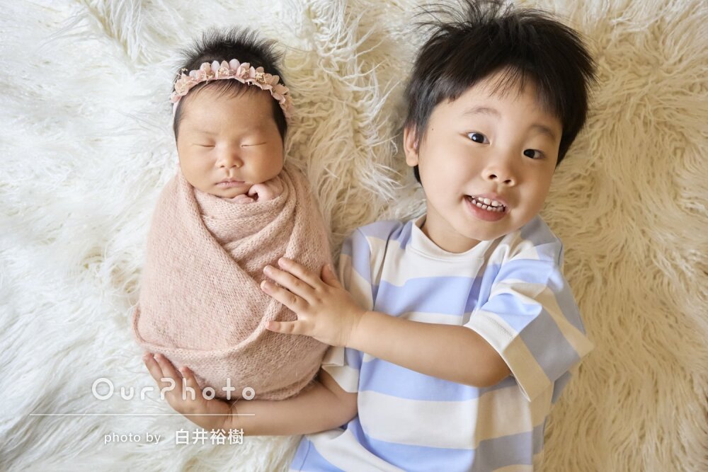 お兄ちゃんも嬉しそう！リピーター様のご自宅でニューボーンフォトの撮影