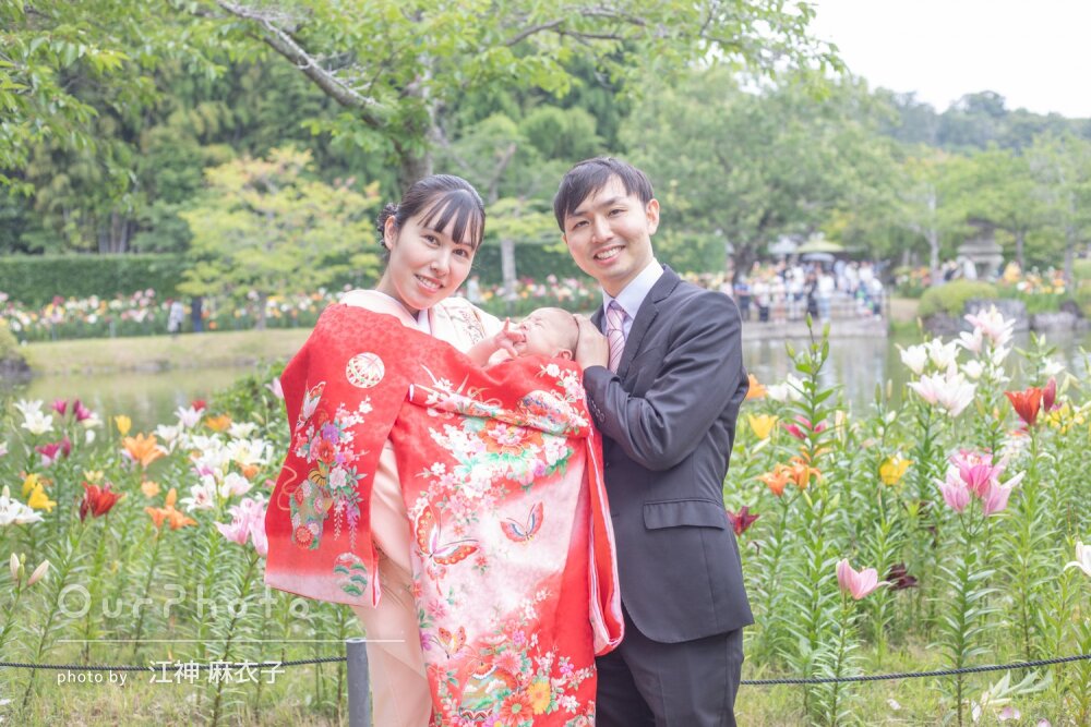 「素敵な写真をたくさん」紅い産着が映える！植物園でお宮参りの記念撮影