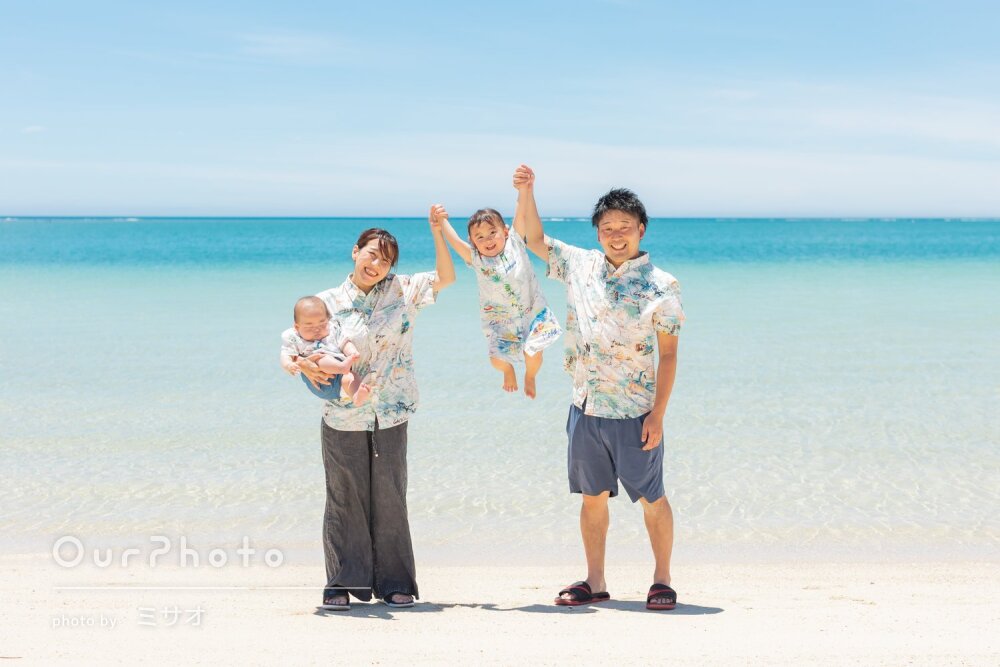 「自然体でいられる」お揃いの柄でリンクコーデ！海で家族写真の撮影