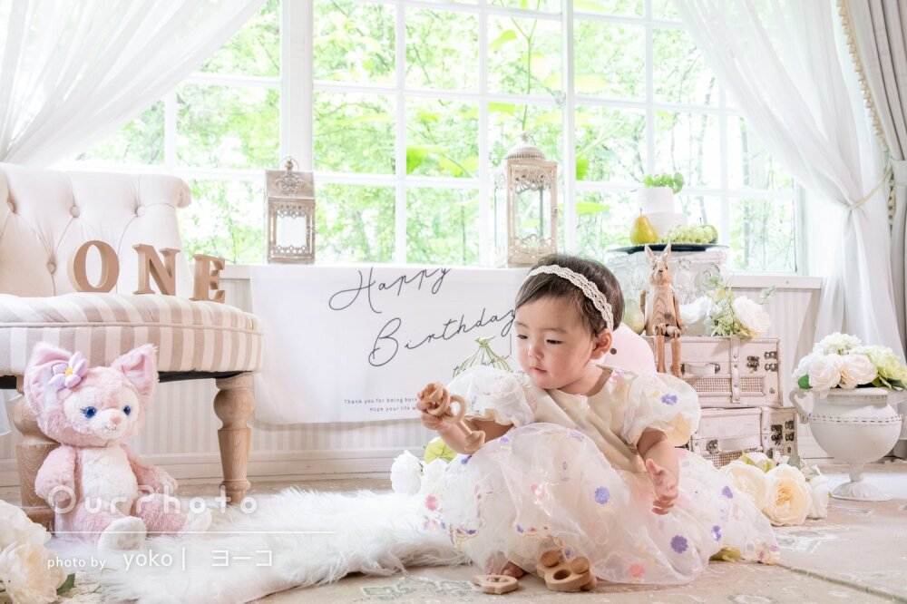 「天使のような写真」笑顔いっぱい！スタジオで1歳誕生日記念の撮影